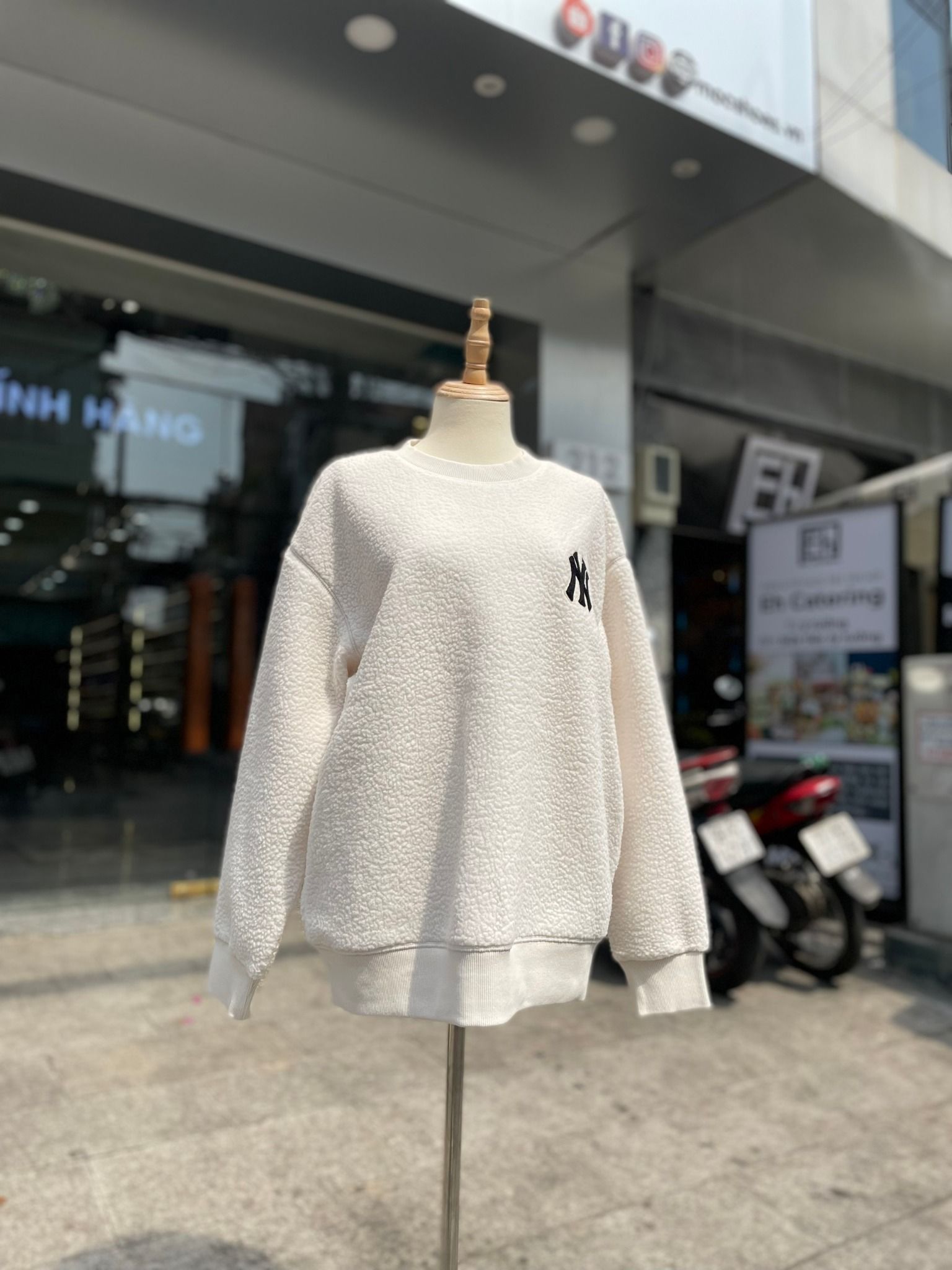  1701 - HÀNG CHÍNH HÃNG - ÁO SWEATER MLB LÔNG LOGO NY - WHITE - CODE: 3AMTEC616 