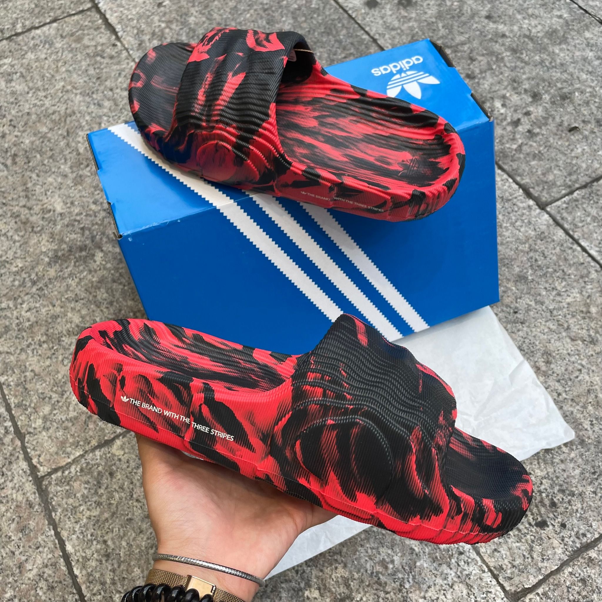  1707 - HÀNG CHÍNH HÃNG - DÉP ADIDAS 22 -  ‘ Loang Đỏ Đô - Black Right Red ’ - CODE: ID7808 