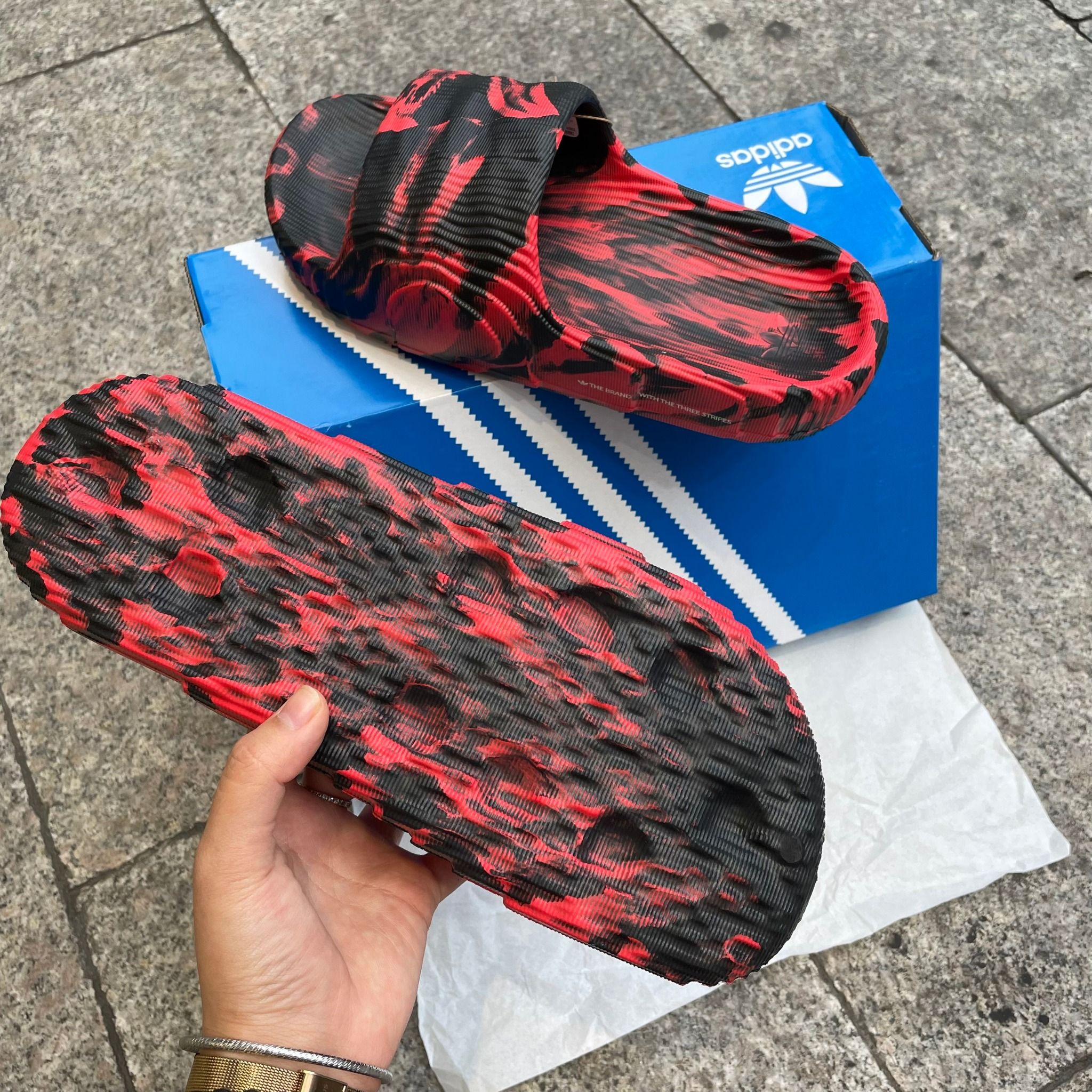  1707 - HÀNG CHÍNH HÃNG - DÉP ADIDAS 22 -  ‘ Loang Đỏ Đô - Black Right Red ’ - CODE: ID7808 