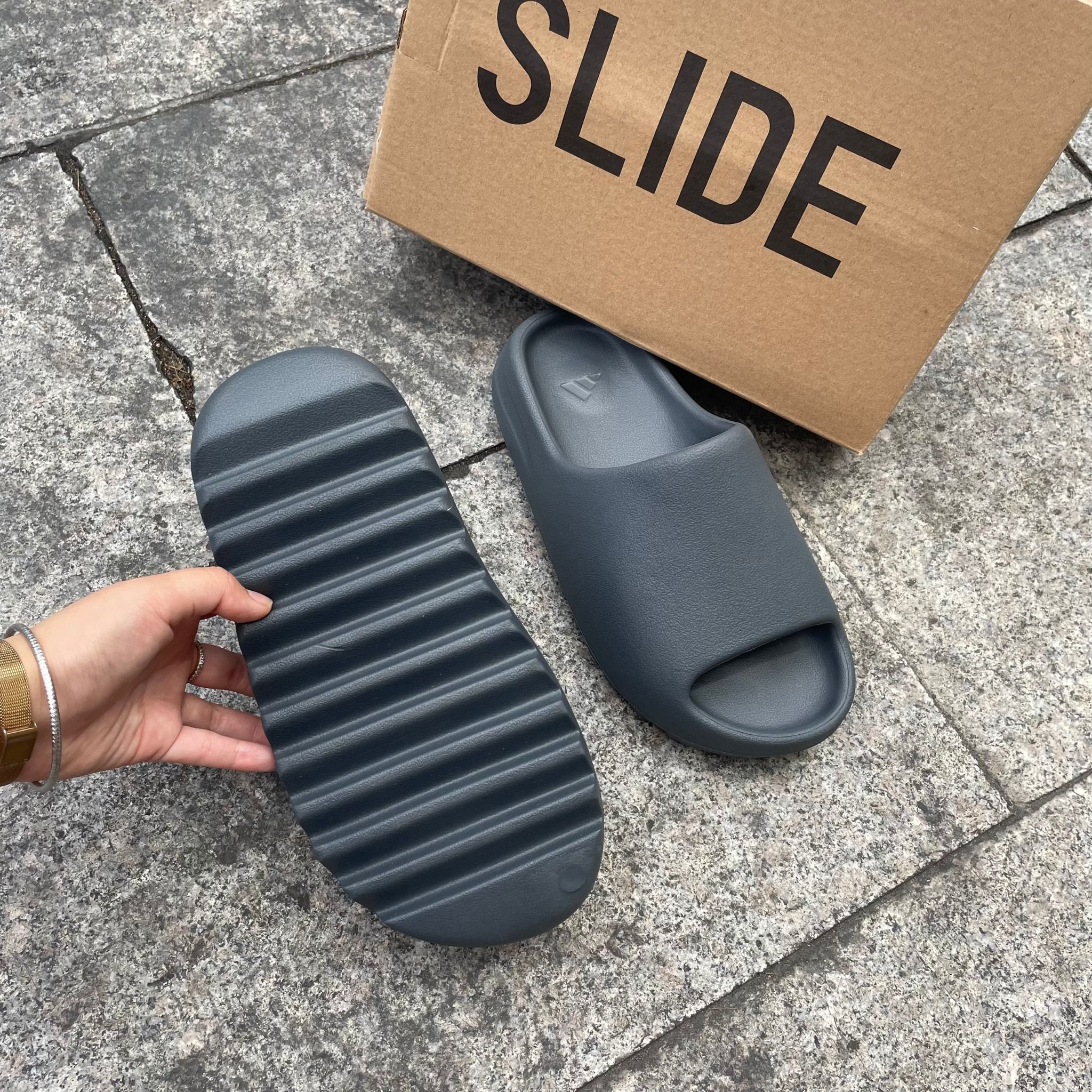  1696 - HÀNG CHÍNH HÃNG - DÉP YEEZY SLIDE GRANITE - XÁM ĐEN - CODE : ID4132 