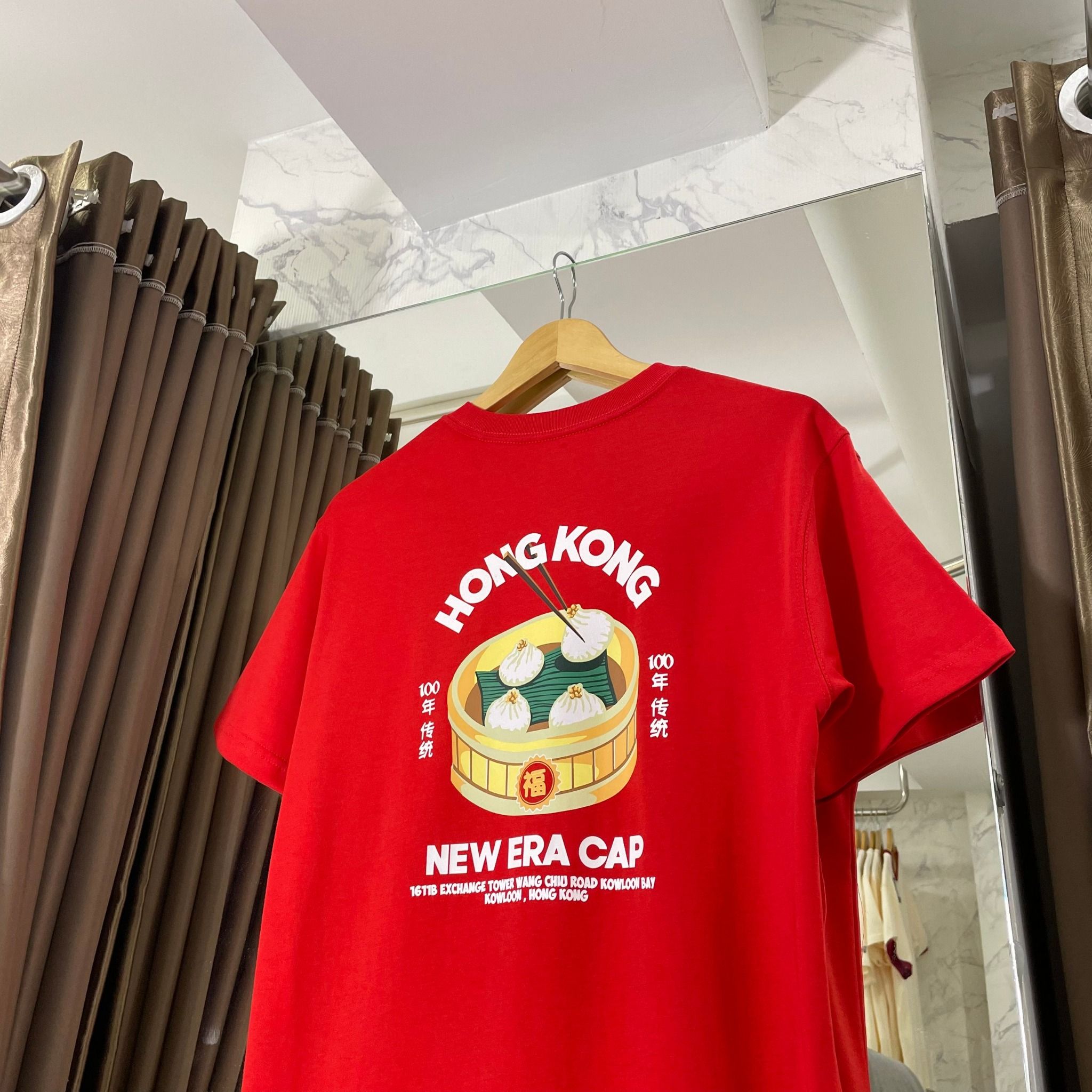  1735 - HÀNG CHÍNH HÃNG - ÁO THUN NEW ERA x BÁNH BAO HONG KONG - ĐỎ - CODE: 12715203 