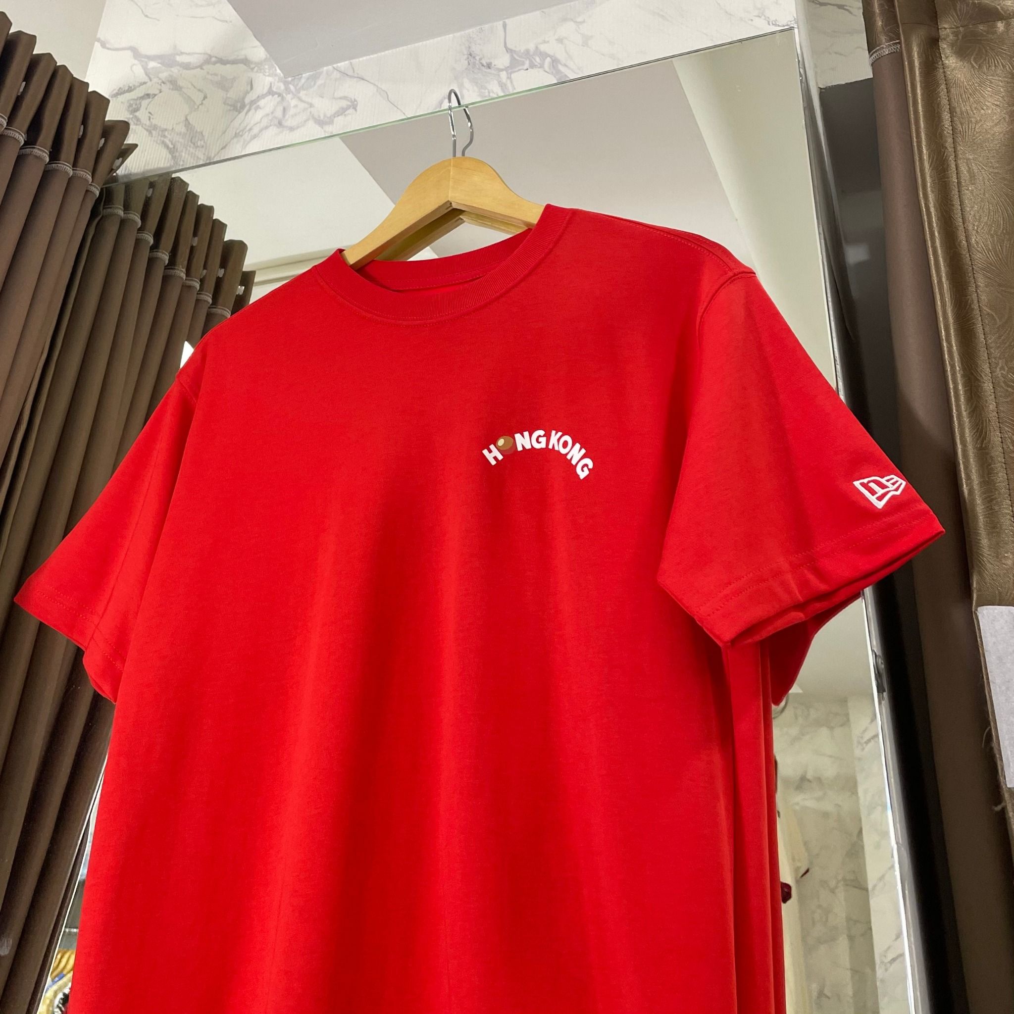  1735 - HÀNG CHÍNH HÃNG - ÁO THUN NEW ERA x BÁNH BAO HONG KONG - ĐỎ - CODE: 12715203 