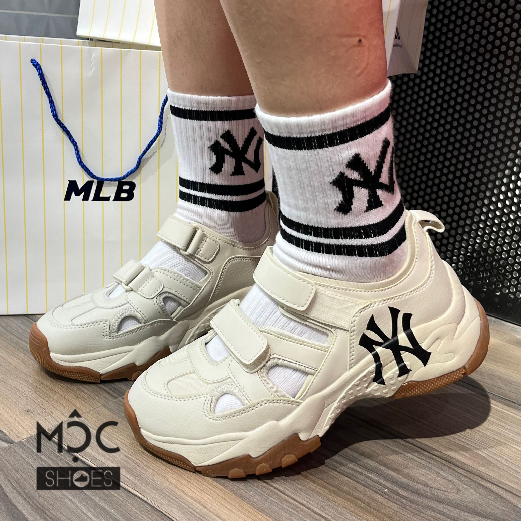  1023 - HÀNG CHÍNH HÃNG - GIÀY SANDAL - MLB Big Ball Chunky Mask New York Yankees- Màu Kem - Code: ASDCH133-50CRS 