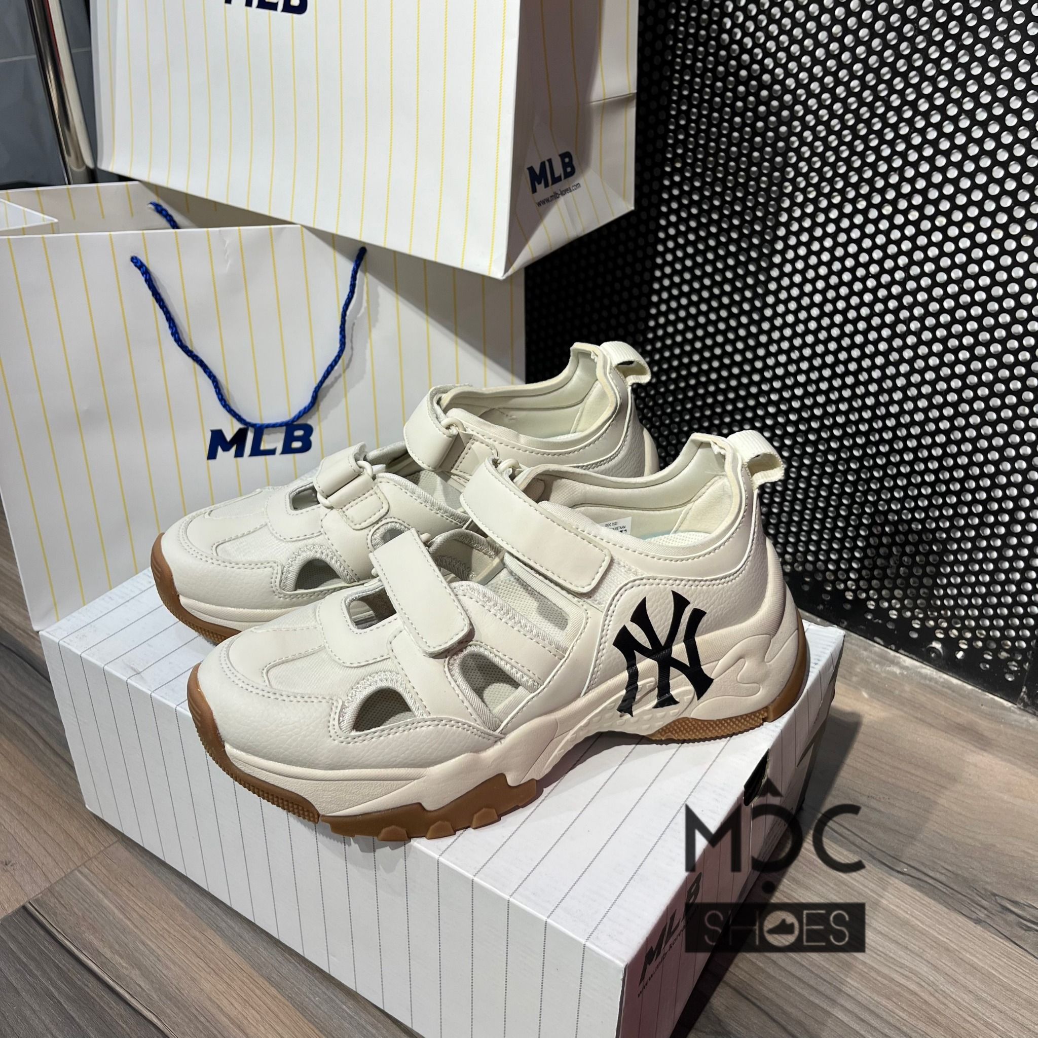  1023 - HÀNG CHÍNH HÃNG - GIÀY SANDAL - MLB Big Ball Chunky Mask New York Yankees- Màu Kem - Code: ASDCH133-50CRS 