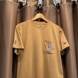  2013 - HÀNG CHÍNH HÃNG - ÁO THUN NEW ERA - B Thêu Hoa Văn - NÂU 