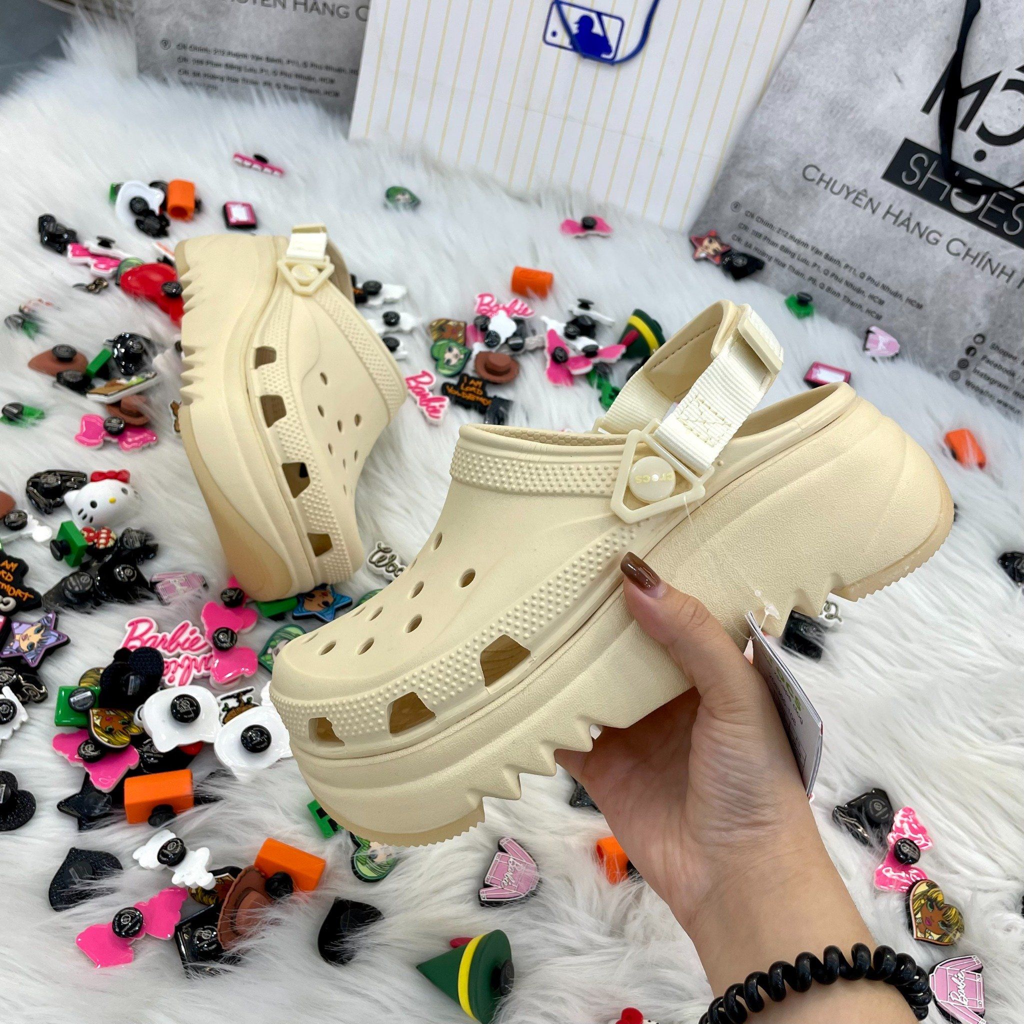  2104 - HÀNG CHÍNH HÃNG - GIÀY CLOG UNISEX CROCS HIKER 2.0 (ĐẾ GAI) CLASSIC - VANILLA - CODE: 208365-108 