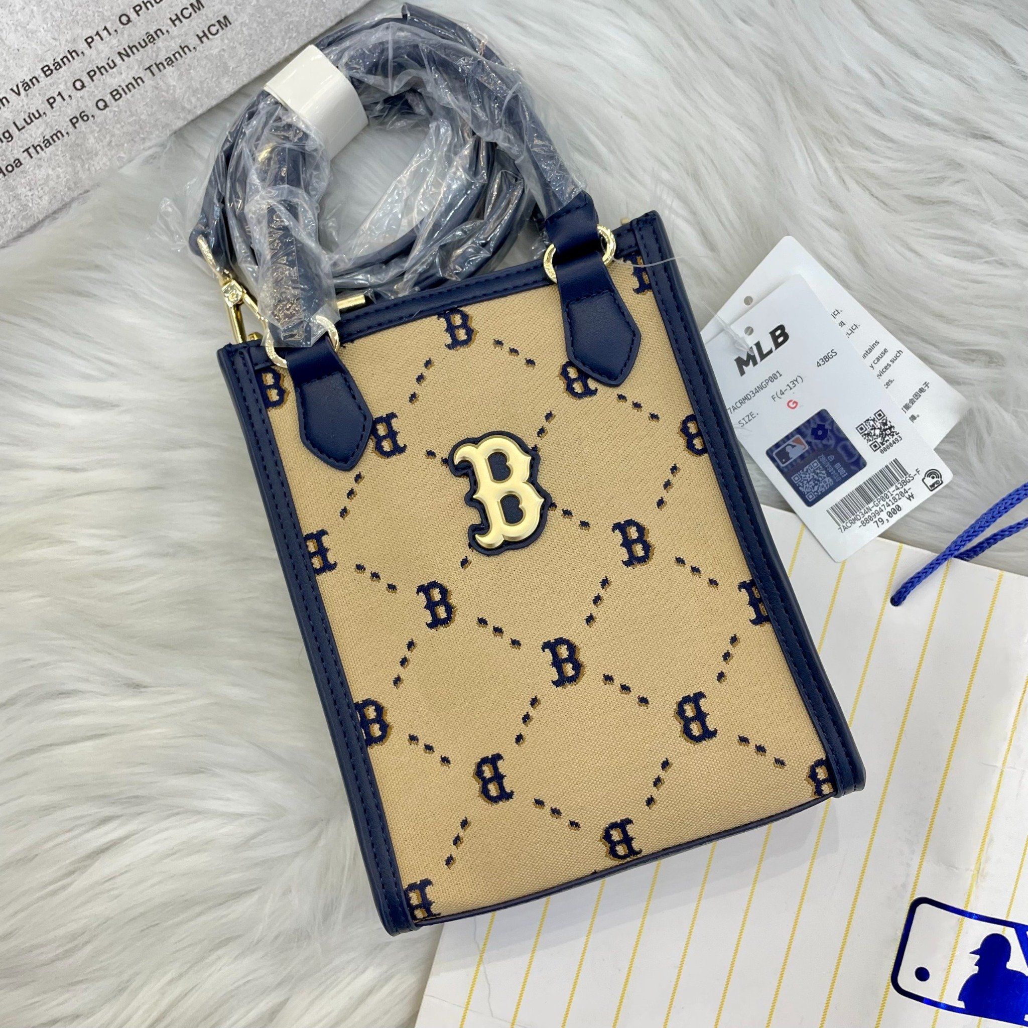  2121 - HÀNG CHÍNH HÃNG - TÚI MLB DIAMOND MONOGRAM MINI TOTE BAG BOSTON RED SOX - BEGIE - CODE: 7ACRMD34N 43BGS 