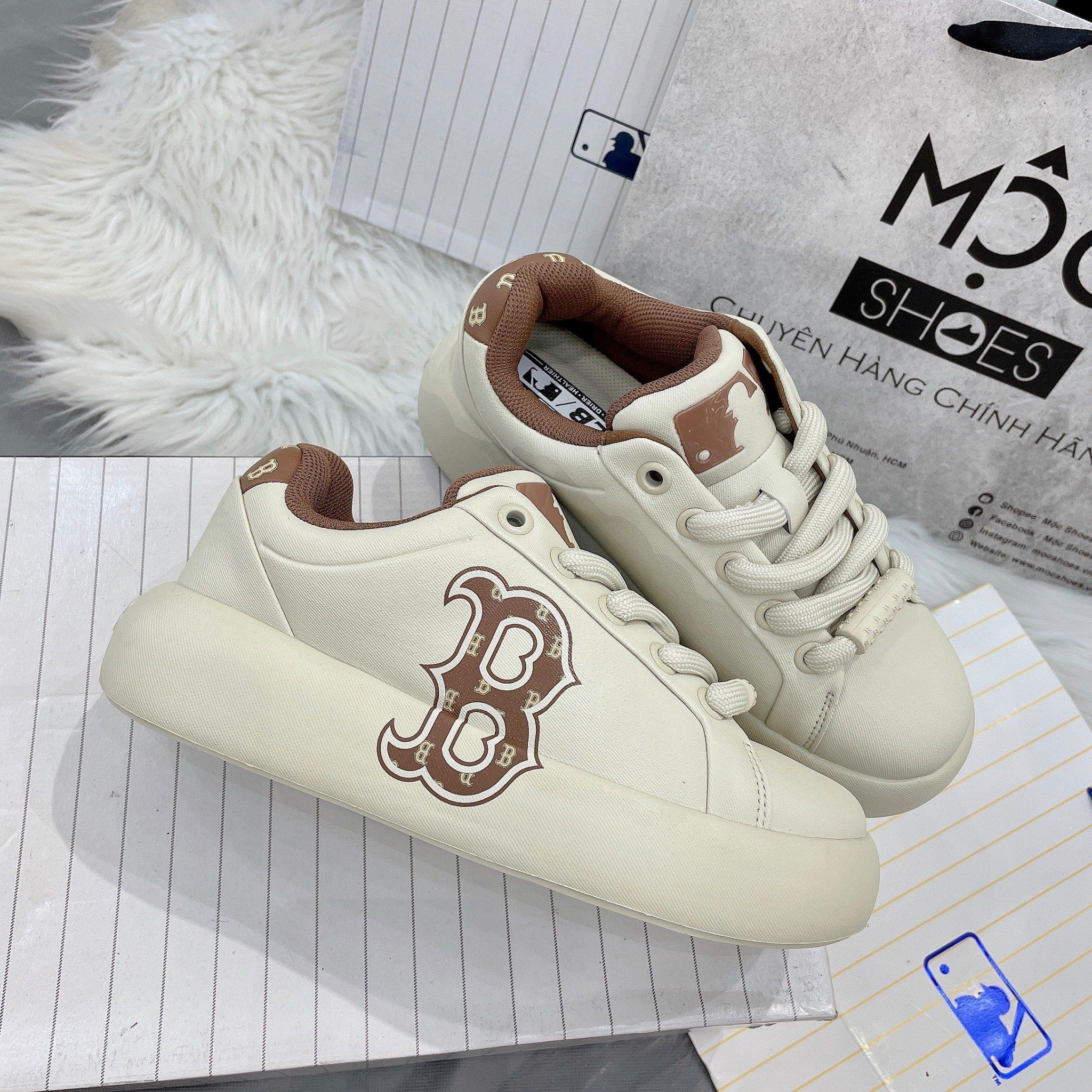  2138 - HÀNG CHÍNH HÃNG - GIÀY MLB CHUNKY CLASSIC BASE  HEEL MONOGRAM BOSTON - RED SOX - BROWN - CODE:  3ASXCBH4N-43BGS 