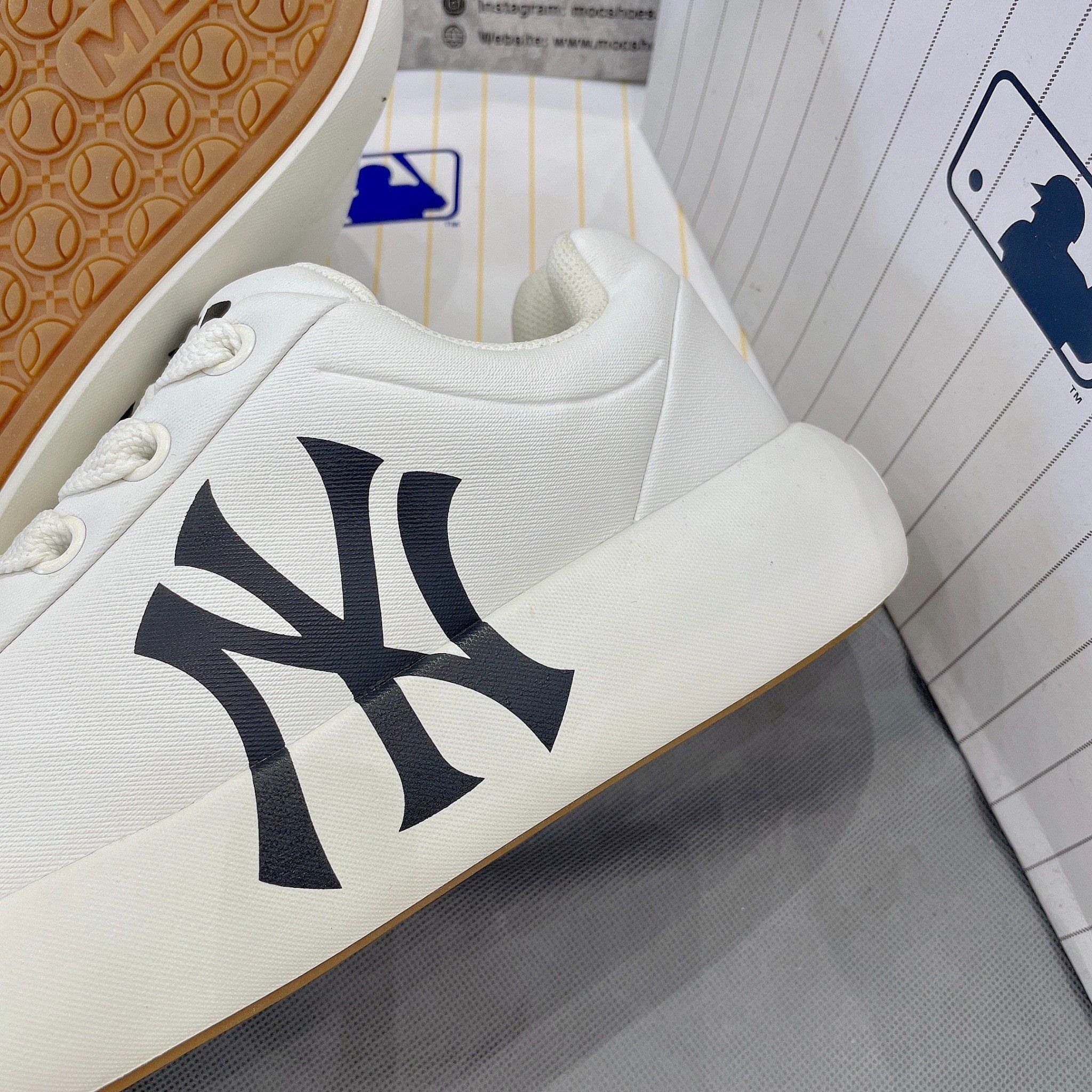  2135 - HÀNG CHÍNH HÃNG - GIÀY MLB CHUNKY CLASSIC BASE NEW YORK YANKEES - CODE: 3ASXCCB4N 50IVS 