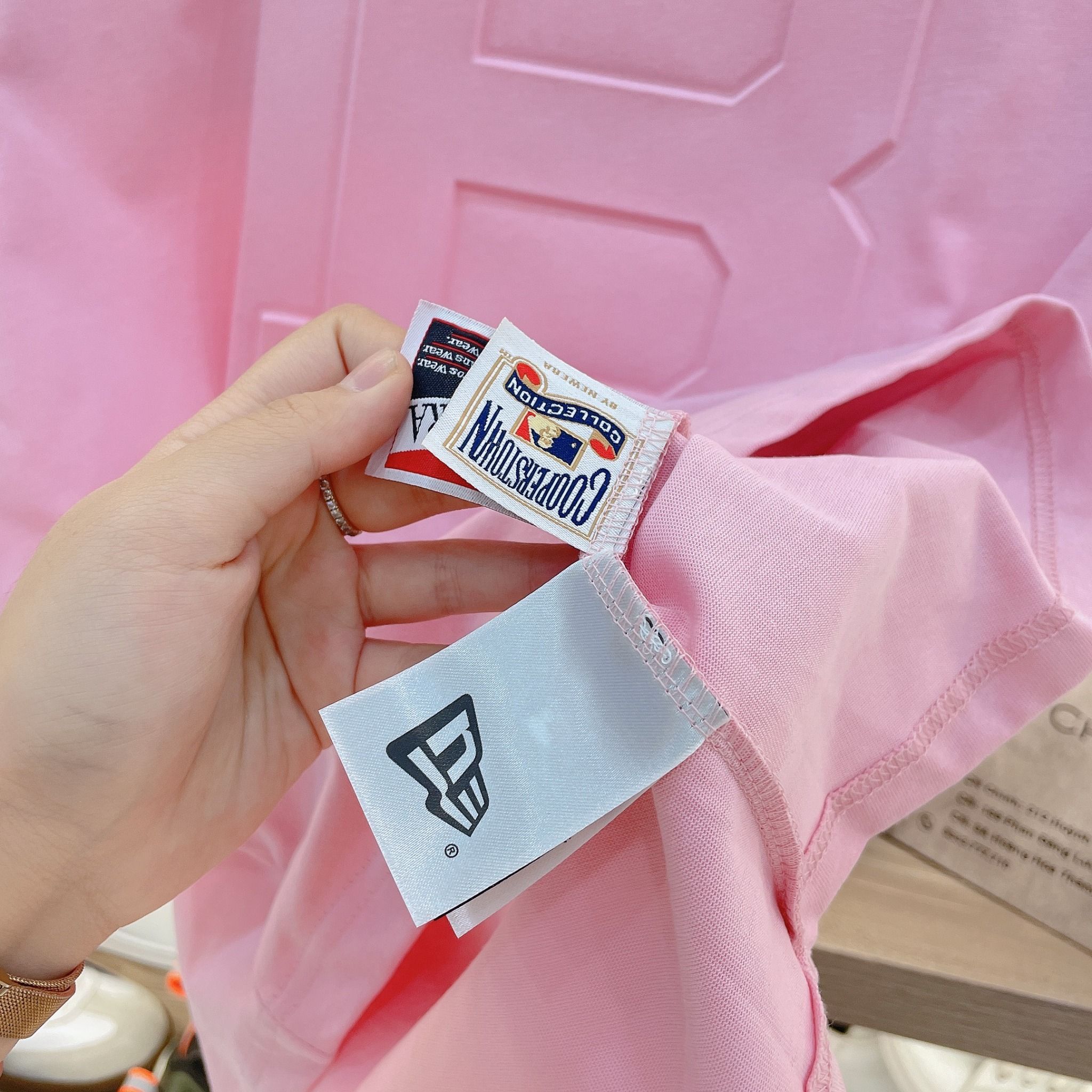  2200 - HÀNG CHÍNH HÃNG - ÁO NEW ERA - BOSTON - LOGO IN NỔI - PINK - CODE: 14187350 