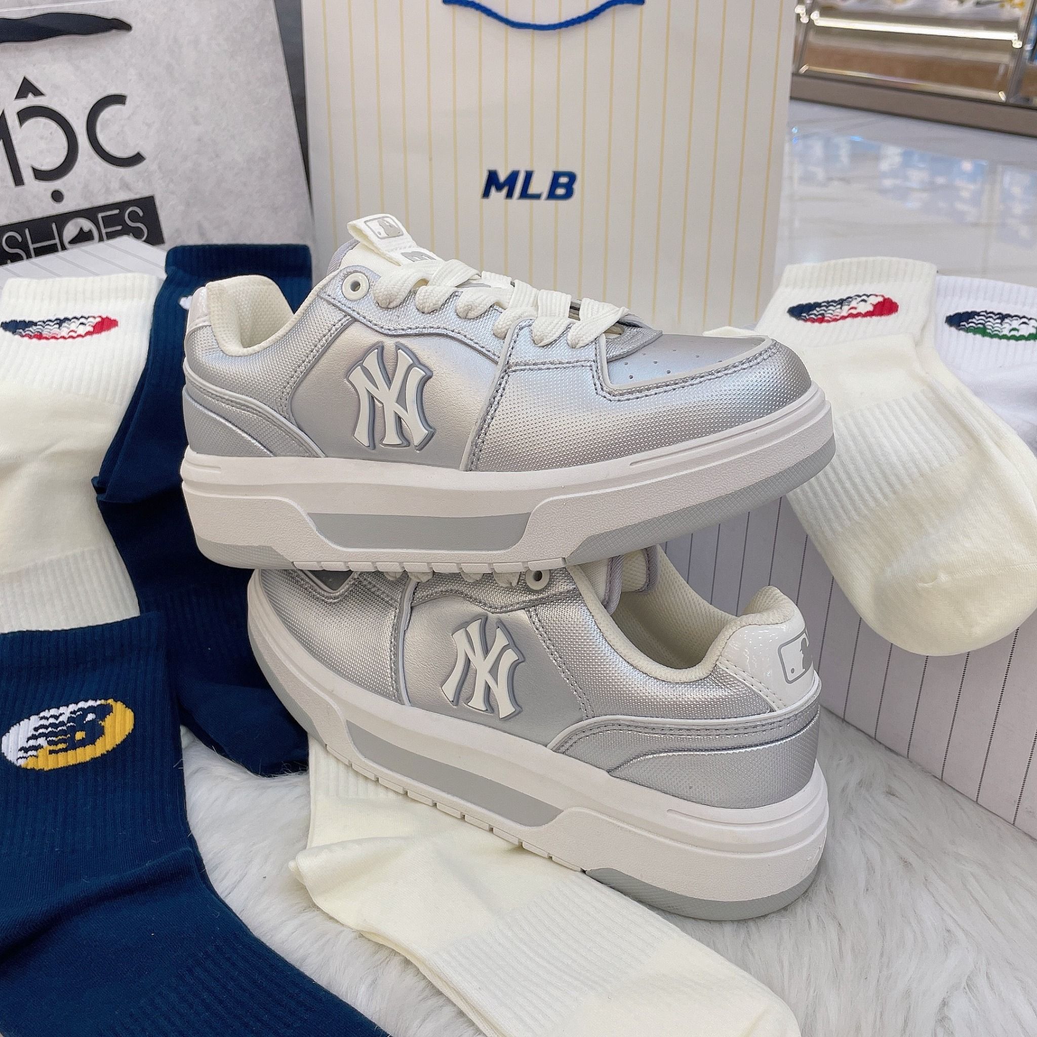  2436- HÀNG CHÍNH HÃNG -  Giày MLB Liner - NY trắng nổi - Bạc - *RB* 