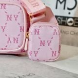  2455 - HÀNG CHÍNH HÃNG - TÚI ĐEO CHÉO NỮ MLB MONOGGRAM JACQUARD NEW YORK YANKEES - HỒNG - CODE: 7ACRMDA4  50PKL 