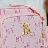  2455 - HÀNG CHÍNH HÃNG - TÚI ĐEO CHÉO NỮ MLB MONOGGRAM JACQUARD NEW YORK YANKEES - HỒNG - CODE: 7ACRMDA4  50PKL 