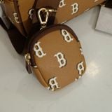  2460 - HÀNG CHÍNH HÃNG - TÚI ĐEO CHÉO MLB BIG B MONOGGRAM DIA BOSTON - BE NÂU - CODE: 7ACRM084N 43CAS 