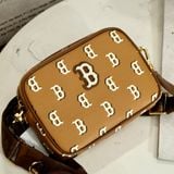  2460 - HÀNG CHÍNH HÃNG - TÚI ĐEO CHÉO MLB BIG B MONOGGRAM DIA BOSTON - BE NÂU - CODE: 7ACRM084N 43CAS 