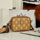  2460 - HÀNG CHÍNH HÃNG - TÚI ĐEO CHÉO MLB BIG B MONOGGRAM DIA BOSTON - BE NÂU - CODE: 7ACRM084N 43CAS 