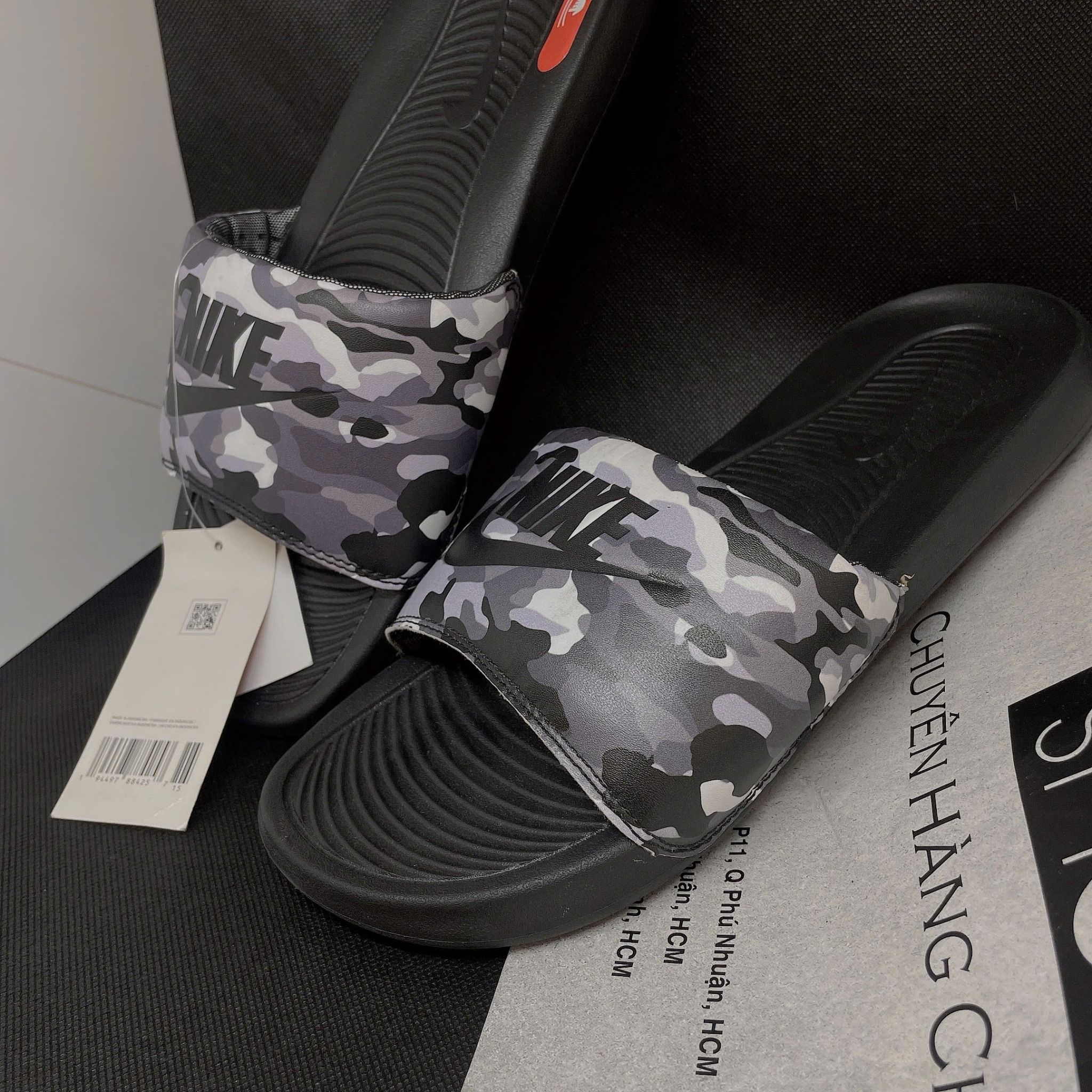  2513 - HÀNG CHÍNH HÃNG - DÉP NIKE VICTORI ONE CAMO - ĐEN/XÁM - CODE: 343880 026 