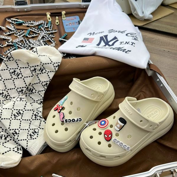  1376 - HÀNG CHÍNH HÃNG - GIÀY CLOG UNISEX CROCS CRUSH CLASSIC *ĐẾ CAO* - KEM - CODE : 207521-2Y2 