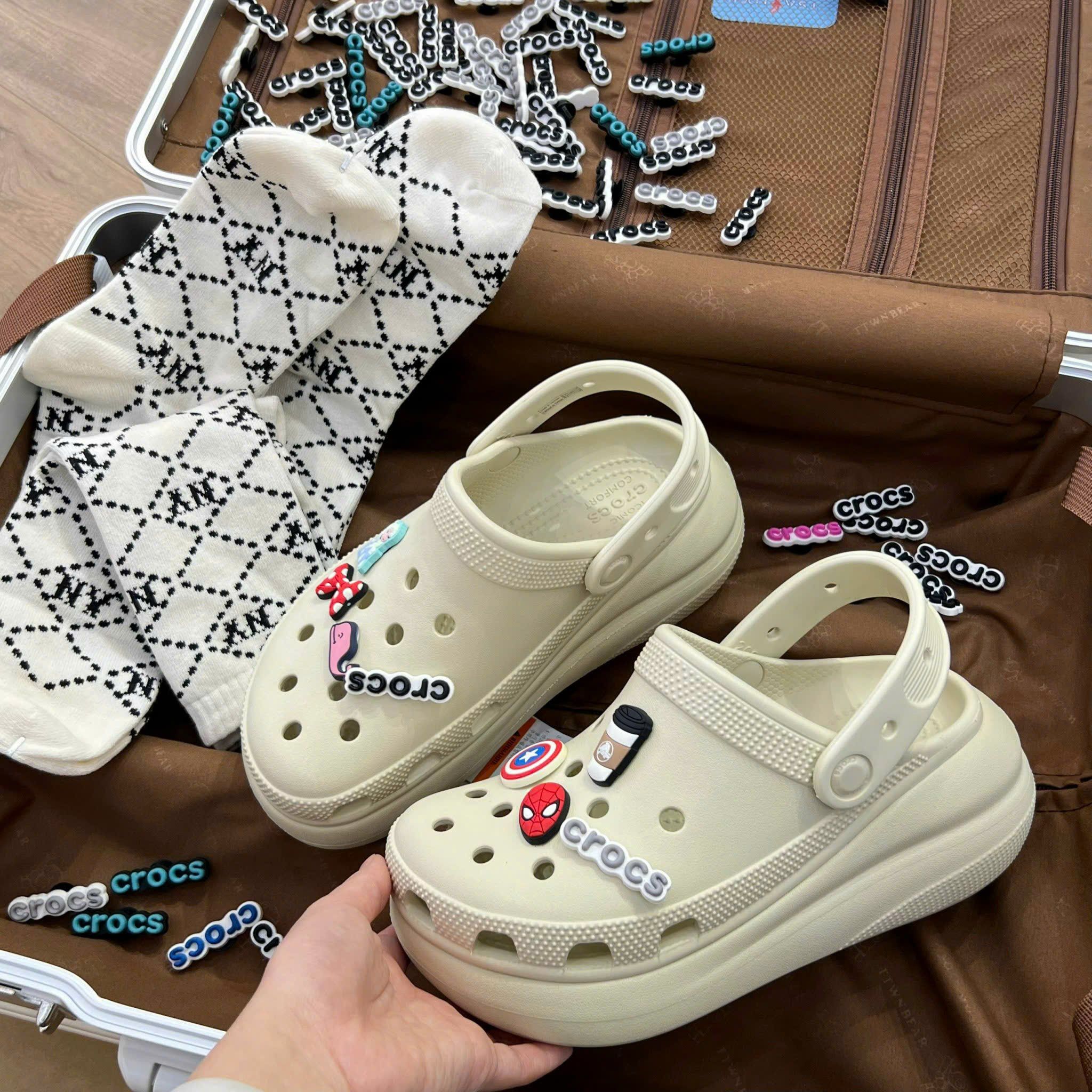  1376 - HÀNG CHÍNH HÃNG - GIÀY CLOG UNISEX CROCS CRUSH CLASSIC *ĐẾ CAO* - KEM - CODE : 207521-2Y2 