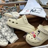  1376 - HÀNG CHÍNH HÃNG - GIÀY CLOG UNISEX CROCS CRUSH CLASSIC *ĐẾ CAO* - KEM - CODE : 207521-2Y2 