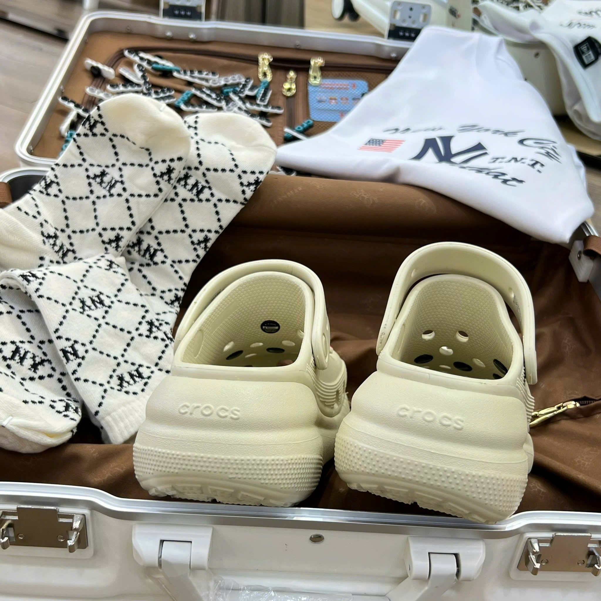  1376 - HÀNG CHÍNH HÃNG - GIÀY CLOG UNISEX CROCS CRUSH CLASSIC *ĐẾ CAO* - KEM - CODE : 207521-2Y2 