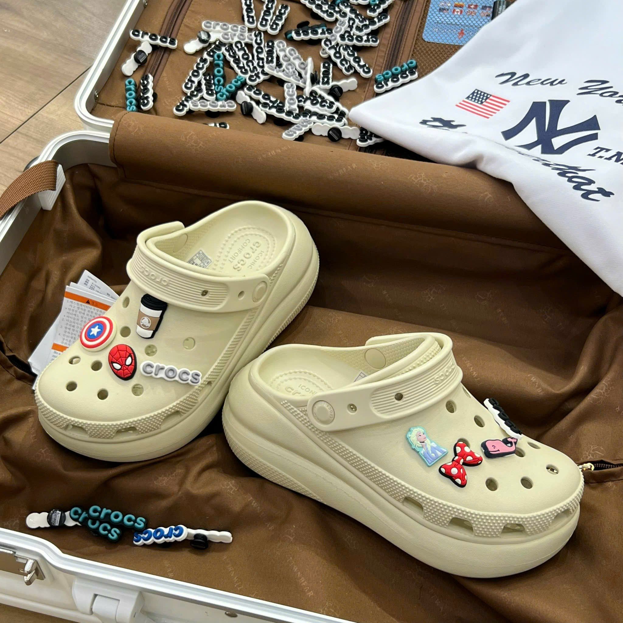 1376 - HÀNG CHÍNH HÃNG - GIÀY CLOG UNISEX CROCS CRUSH CLASSIC *ĐẾ CAO* -  KEM - CODE : 207521-2Y2