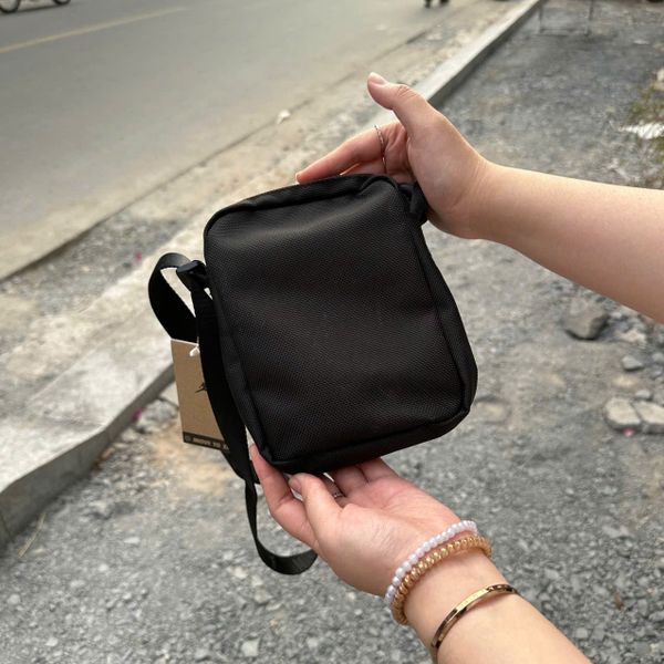  2631 - HÀNG CHÍNH HÃNG - TÚI JORDAN - ĐEN LOGO ĐỎ - CODE : HF1893-010 