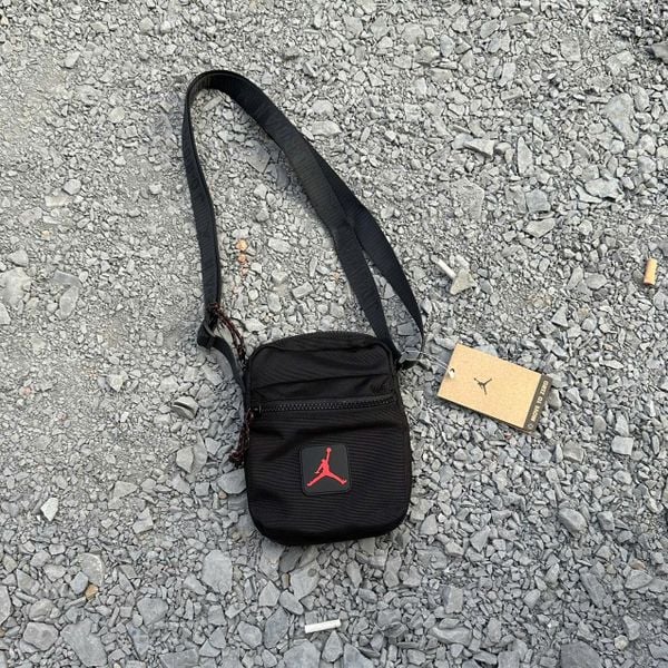  2631 - HÀNG CHÍNH HÃNG - TÚI JORDAN - ĐEN LOGO ĐỎ - CODE : HF1893-010 