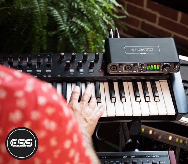 Combo Thu Âm MOTU M4 Và Micro AKG P120 Phụ Kiện Tốt