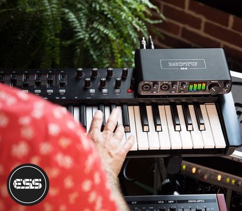 Combo Thu Âm MOTU M4 Và Micro AKG P220 Phụ Kiện Tốt