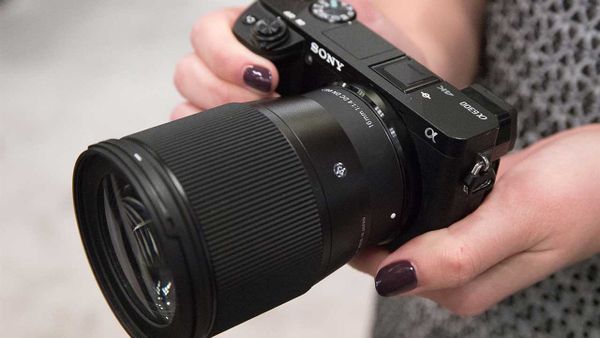 Lens sigma 16mm F1.4 Bắt nét tự động