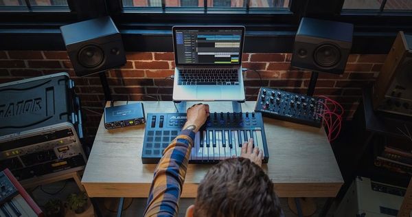 Combo Thu Âm MOTU M2 Và Micro Takstar Tak55