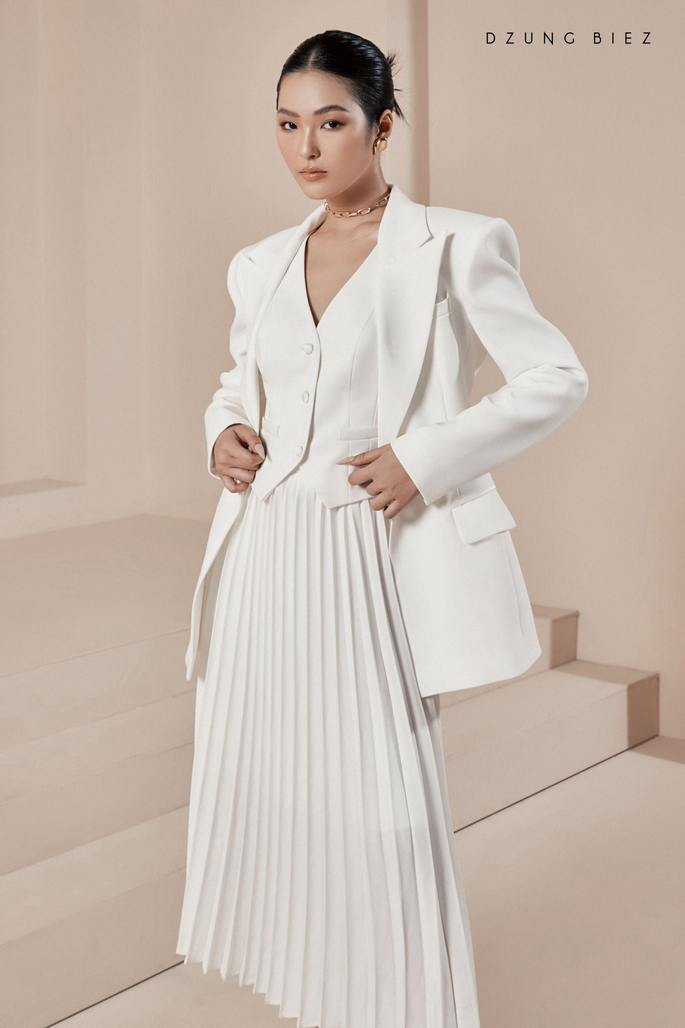 Chân váy xếp ly ghi đậm phối peplum