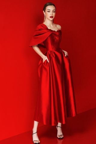 Váy dạ hội đỏ xòe phủ vai
