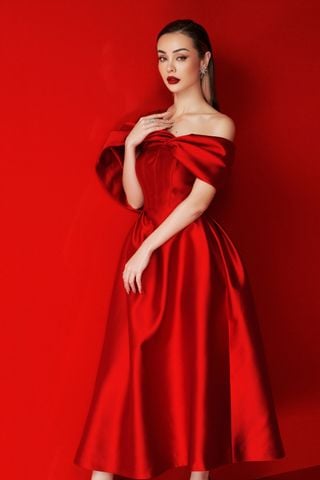 Váy dạ hội đỏ xòe phủ vai