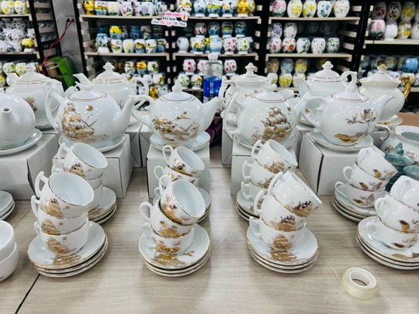  Ấm chén trắng vẽ Vàng 