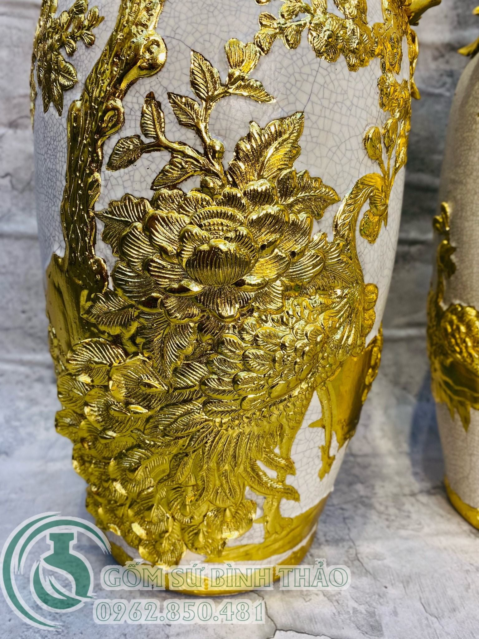  H60 - Lọ lộc bình Công đào men rạn đắp nổi dát vàng 