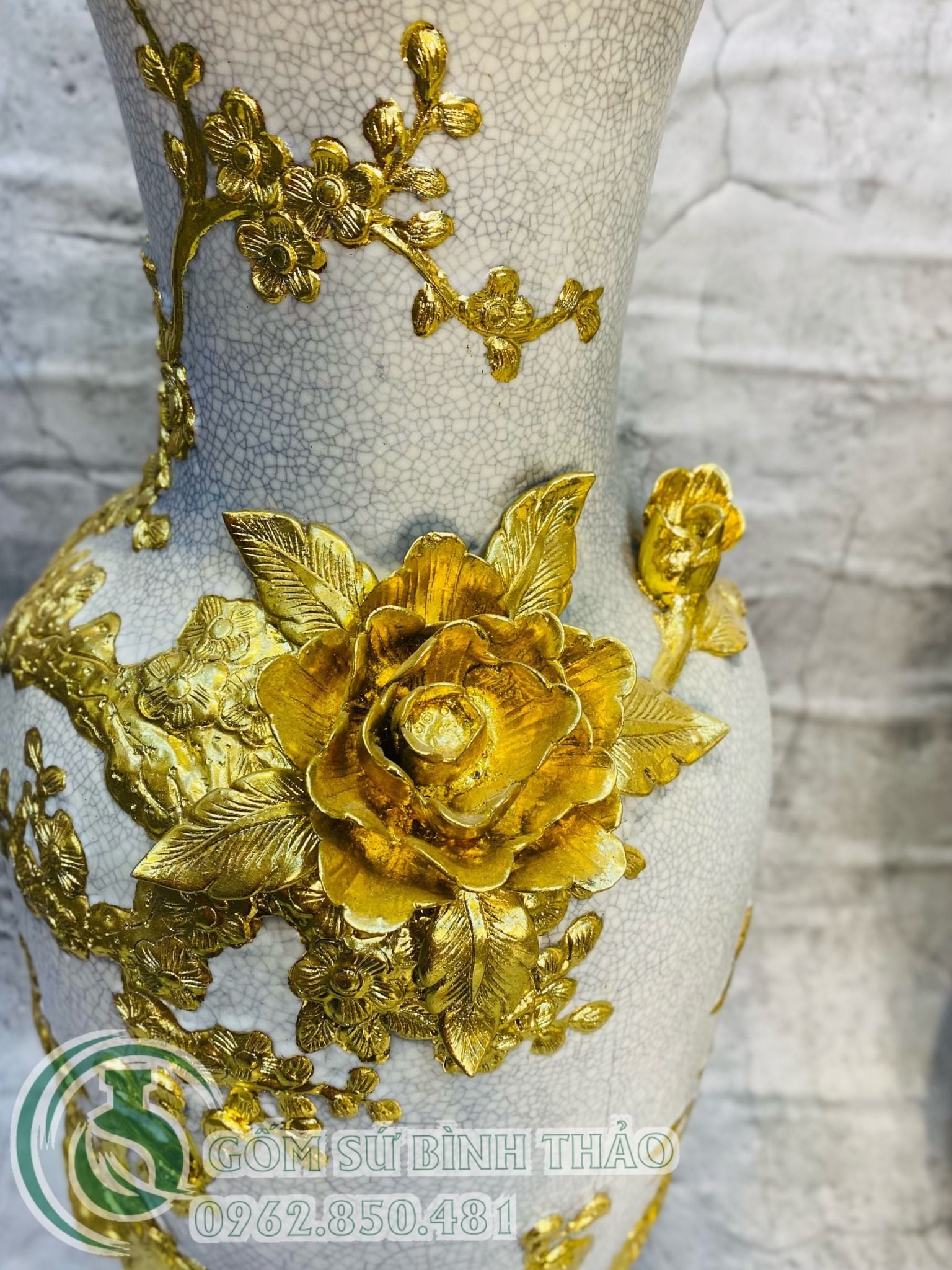  H60 - Lọ lộc bình Công đào men rạn đắp nổi dát vàng 