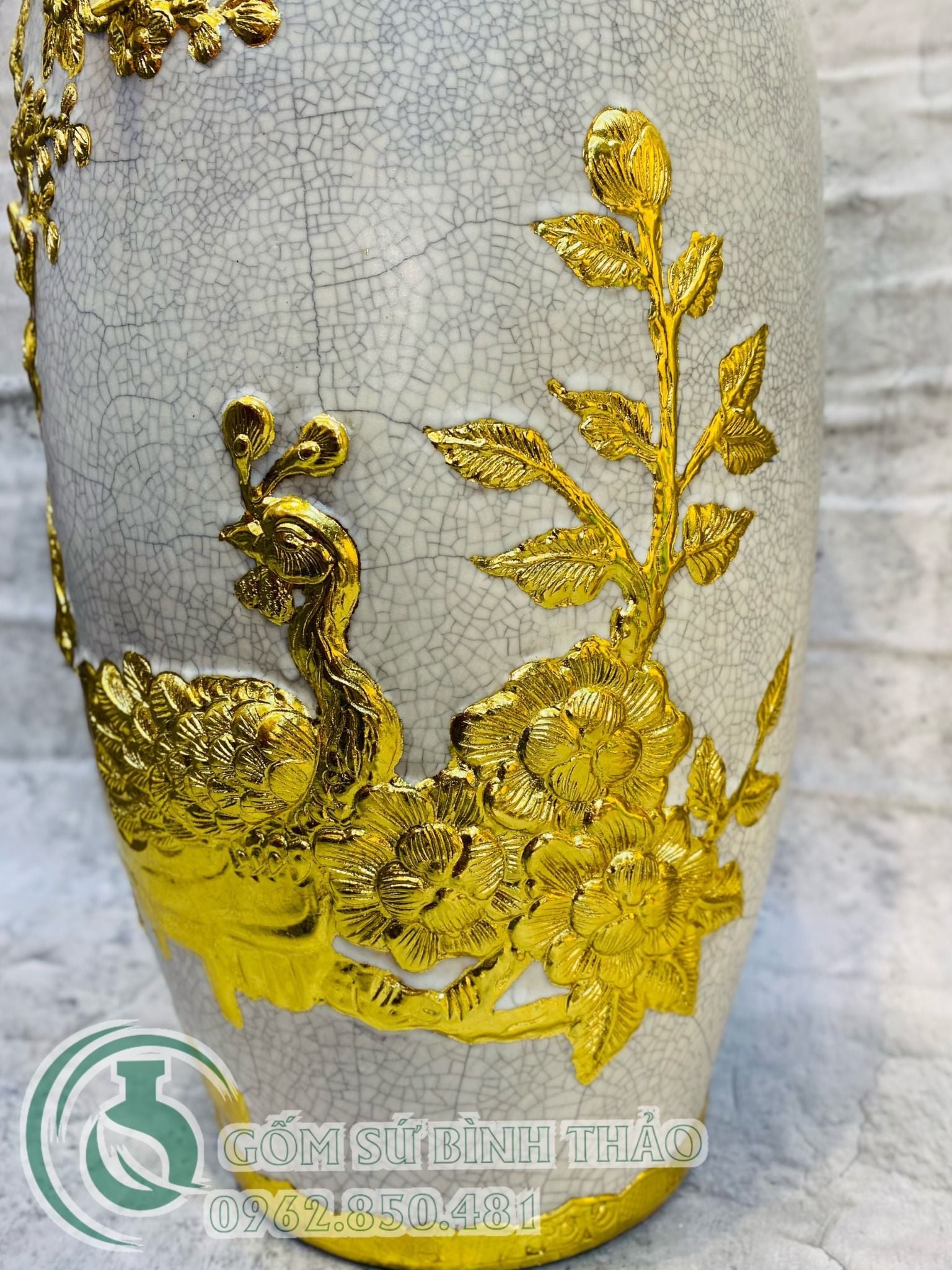  H60 - Lọ lộc bình Công đào men rạn đắp nổi dát vàng 