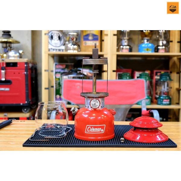 Đèn măng xông Vintage Coleman Single Mantle Red Lantern 200A Date 8/1970 ( Used )
