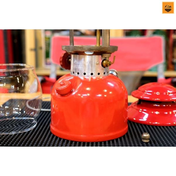 Đèn măng xông Vintage Coleman Single Mantle Red Lantern 200A Date 8/1970 ( Used )