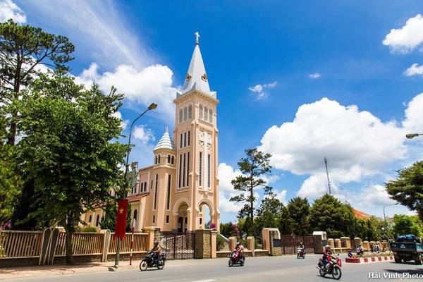 Không du khách nào tới Đà Lạt mà không thé thăm nhà thờ chánh tòa, hay còn gọi là nhà thờ con gà, một biểu tượng về kiến trúc của vùng đất này.Ảnh: Hải Vinh photo