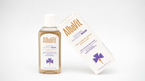  Dung Dịch Vệ Sinh Phụ Nữ ALBAVIT SMOOTHING INTIMA WASH - Rủa Phụ Khoa Giảm Khí Hư Huyết Trắng 150ML - Xuất xứ BALAN 