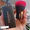 Cọ Kabuki của YSL đánh phấn bột, phấn má
