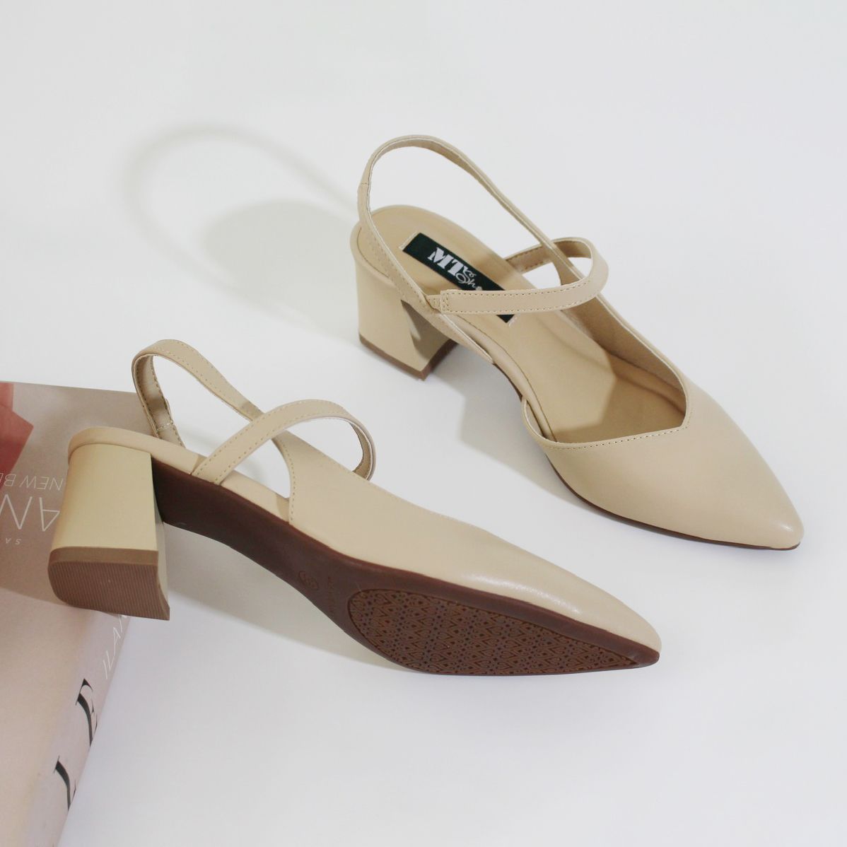  Giày sandal xẻ  tim bít mũi hở gót trụ 5cm 1005 