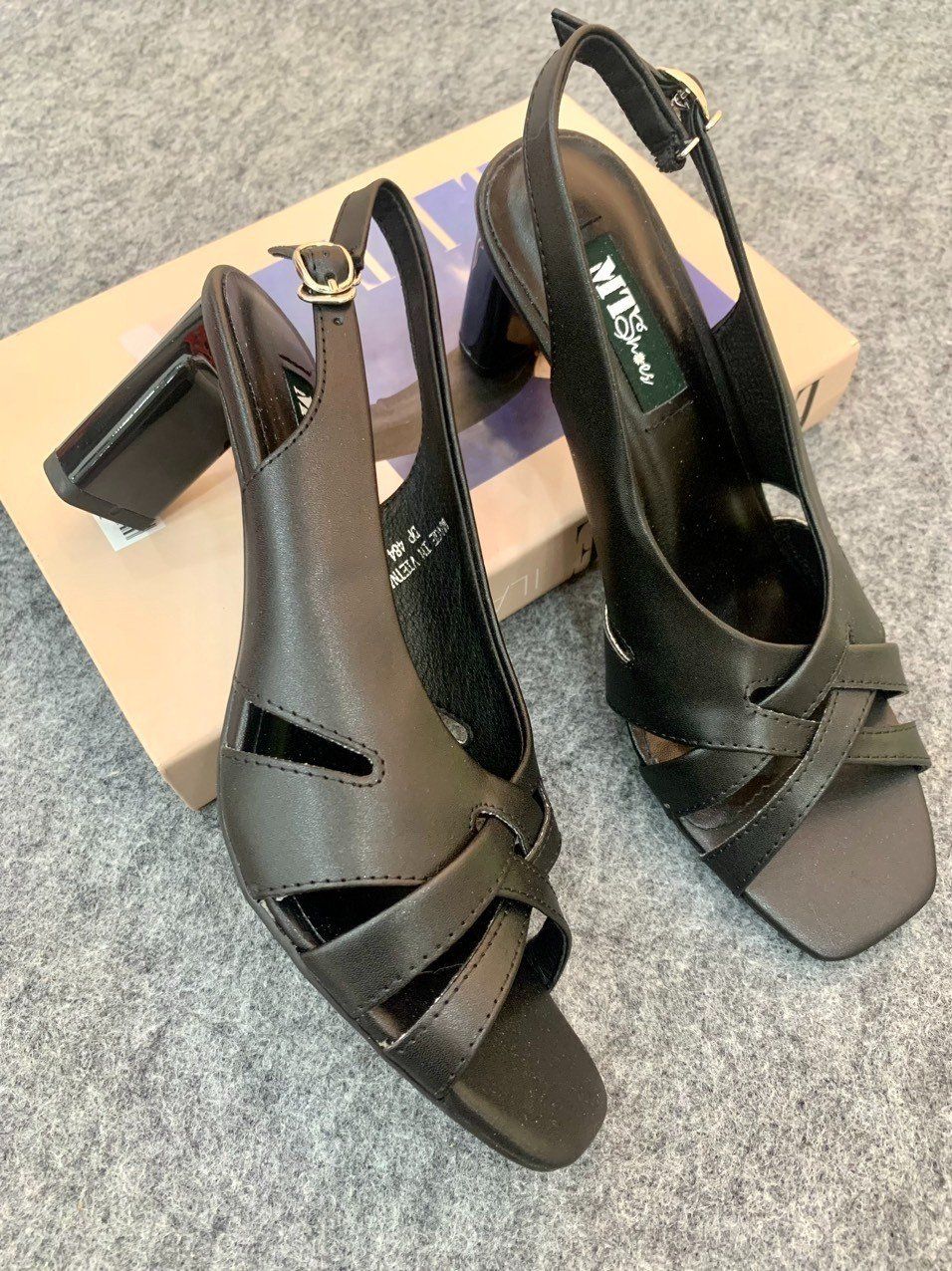  Giày sandal nữ gót trụ 7cm , sục hở mũi 484 