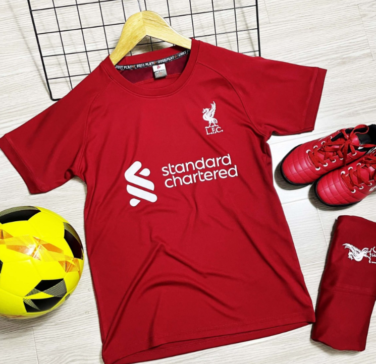 Quần áo bóng đá trẻ em Liverpool màu đỏ logo thêu , đồ đá banh trẻ em Liver thun lạnh cao cấp