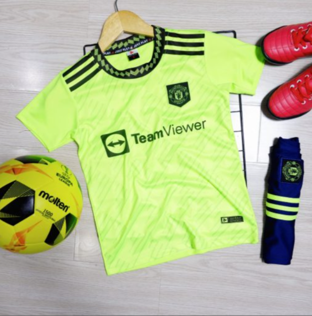 Quần áo bóng đá trẻ em MU xanh dạ quang sân khách 2022-23