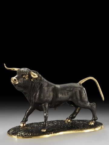  Tượng bò tót Tây Ban Nha size lớn có đế Virtus - 1597 