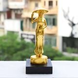 Tượng cô gái mặc áo dài Việt Nam mạ vàng